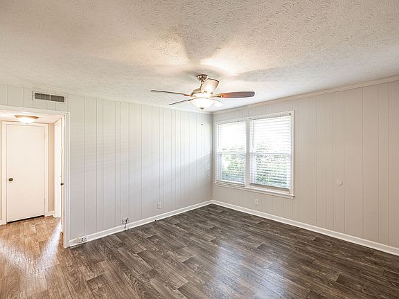 3rd image of 127 Susan Dr