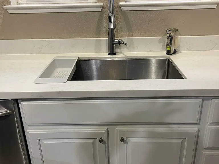New ( 4 years old) large sink