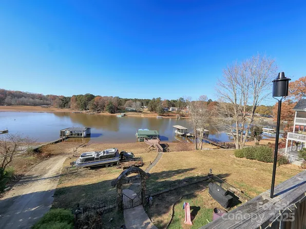 6860 Shade Tree Ln, Sherrills Ford, NC 28673
