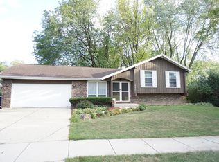 897 Mohawk Ct, Elgin, IL 60120