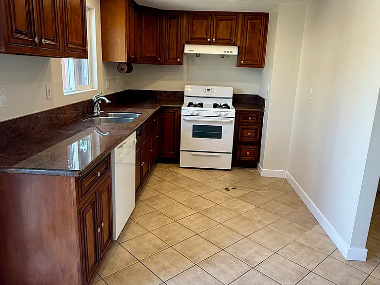 435 Genoa St #F — Photo 6