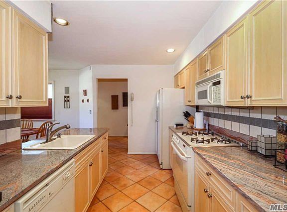 4th image of 28 Oakmont Ln