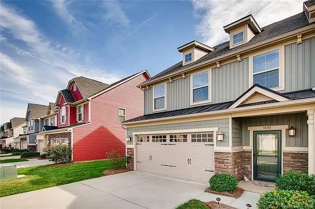 3 bed, 2.5 bath, 2133 sqft, $2,425 — Photo 1