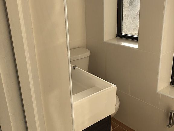 3rd image of 52 Henry St APT 5RW