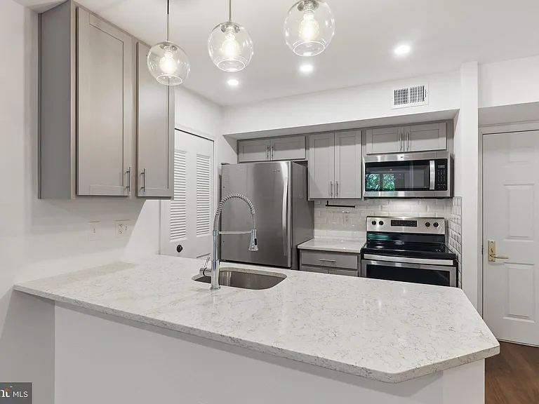1029 N Stuart St #216 — Photo 11