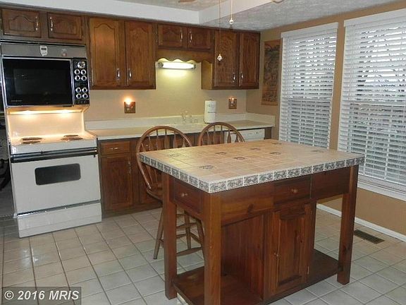 Custom Island & Stools included