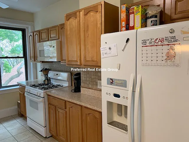 5 bed, 1.5 bath, 999999 sqft, $4,100 — Photo 2
