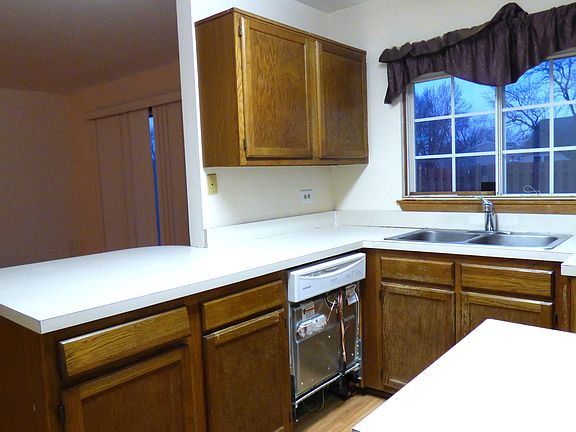 3rd image of 735 Weymouth Cir