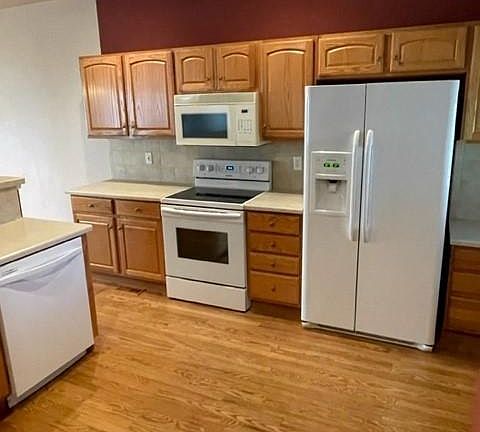 3rd image of 8527 S Lewis Way