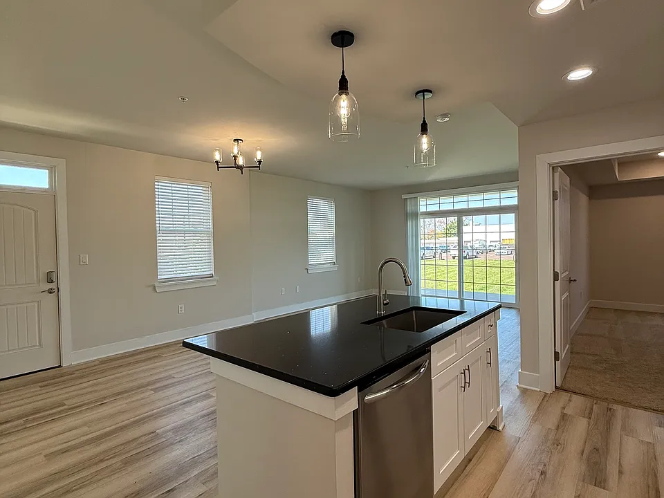 1 Bed, 1 Bath - 914 sqft