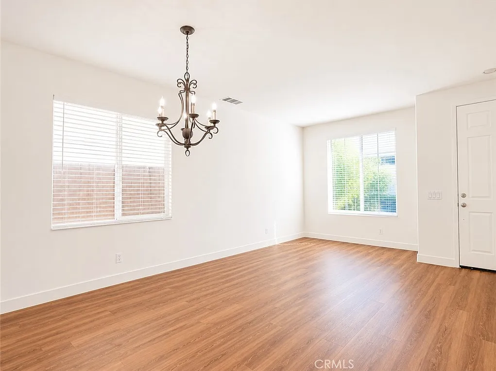 4 bed, 2428 sqft, $4,500 — Photo 2