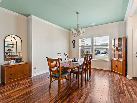 3rd image of 131 Crabapple Dr.