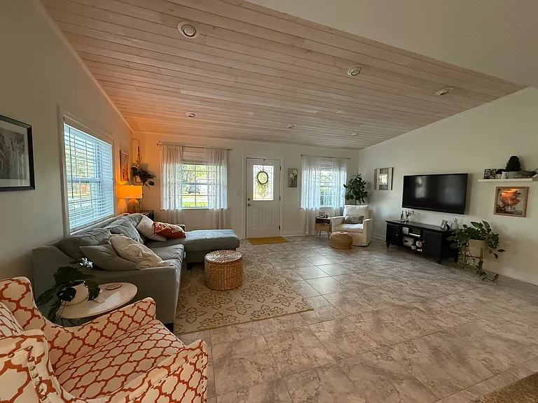 1306 Palm Cir — Photo 1
