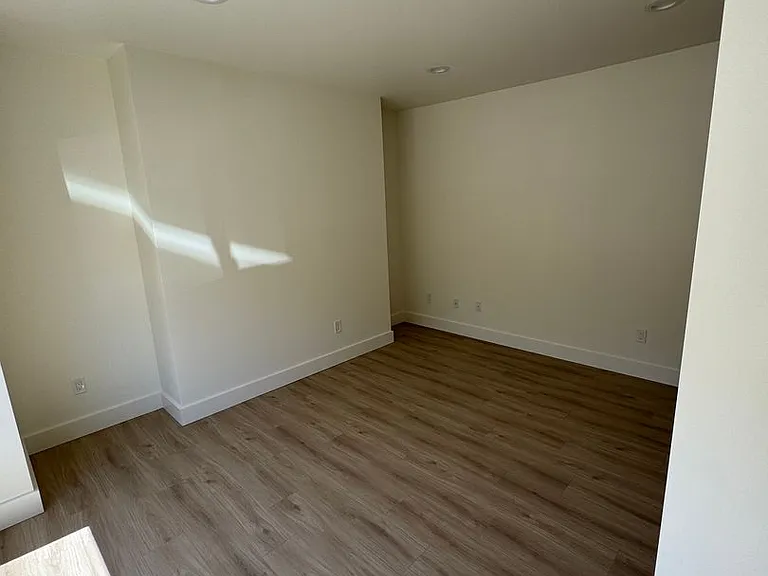 2809 SE Washington St — Photo 8
