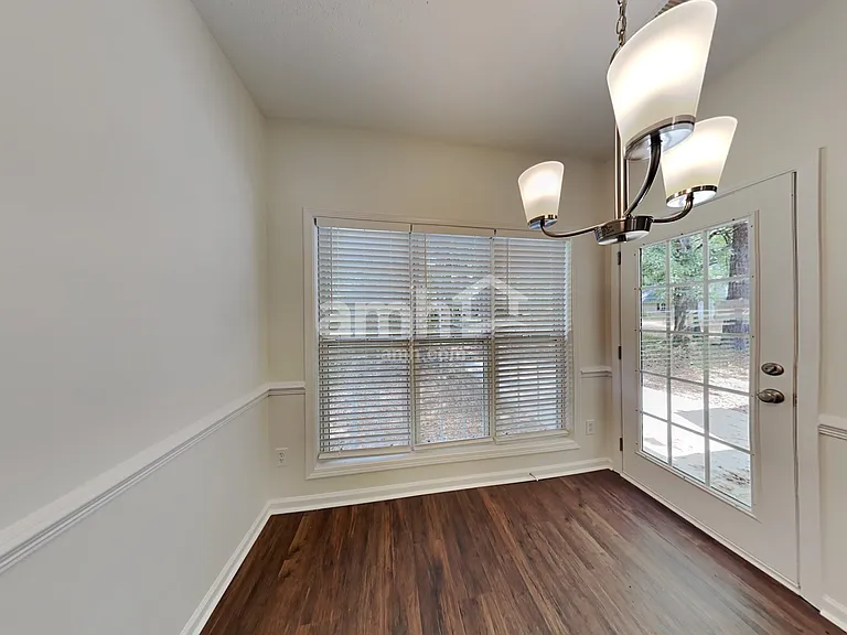 805 Lincoln Sq — Photo 5