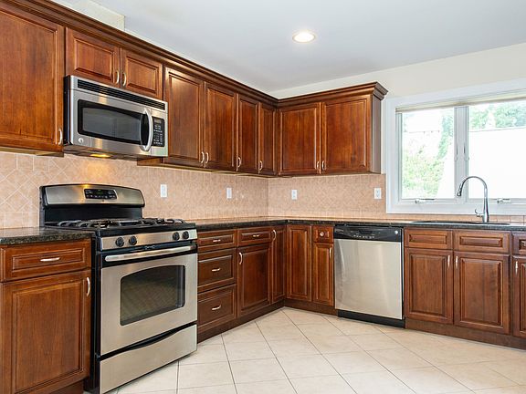 3rd image of 500 Lewis St Unit B