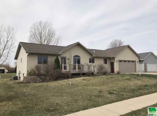 415 Oakmont Dr, Vermillion, SD 57069