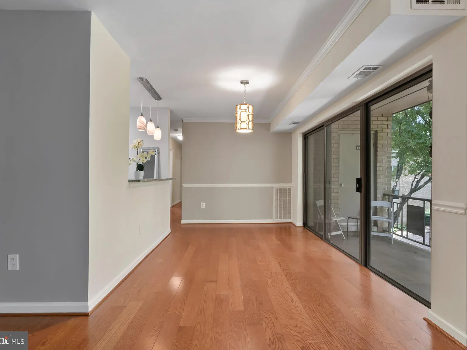 3 bed, 2.0 bath, 1227 sqft, $2,393 — Photo 2