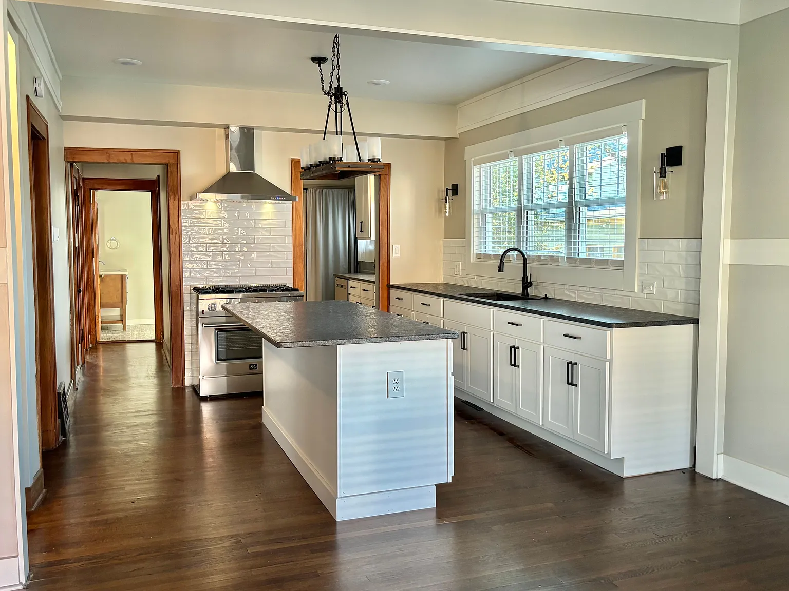 4 bed, 2.0 bath, 2160 sqft, $2,400 — Photo 3