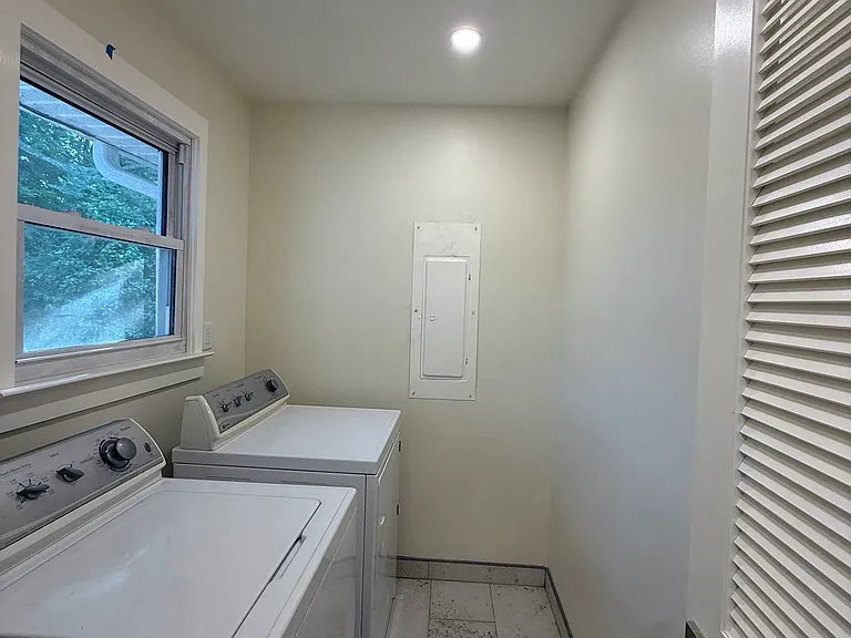 2360 Parkway Dr SE — Photo 8