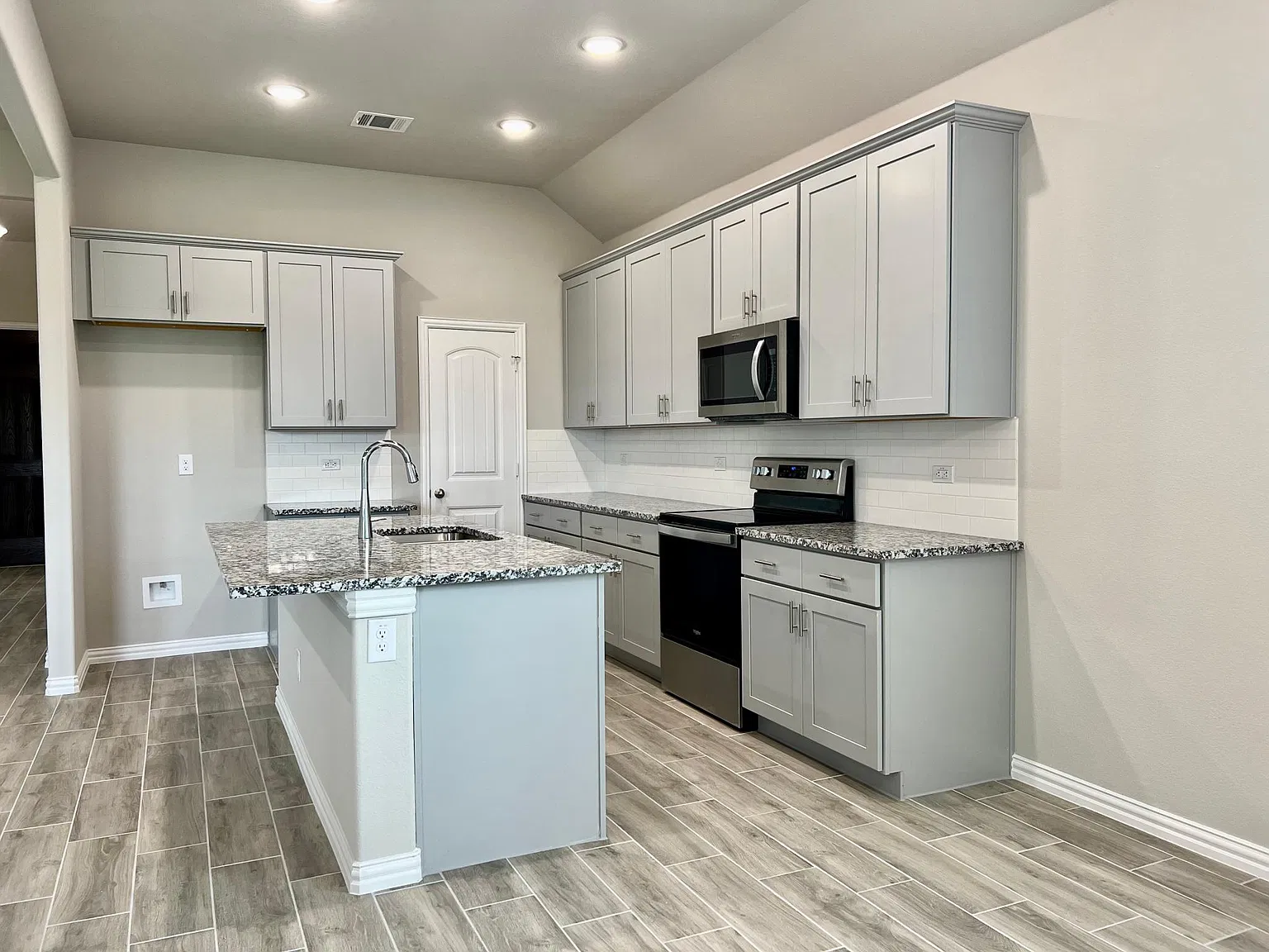 4 bed, 2.5 bath, 2344 sqft, $2,995 — Photo 3