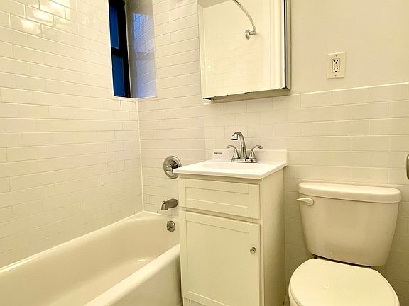 5th image of 521 E 82nd St APT 1D