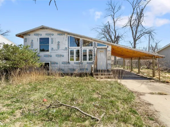 4520 Ozark St NE, Cedar Rapids, IA 52402