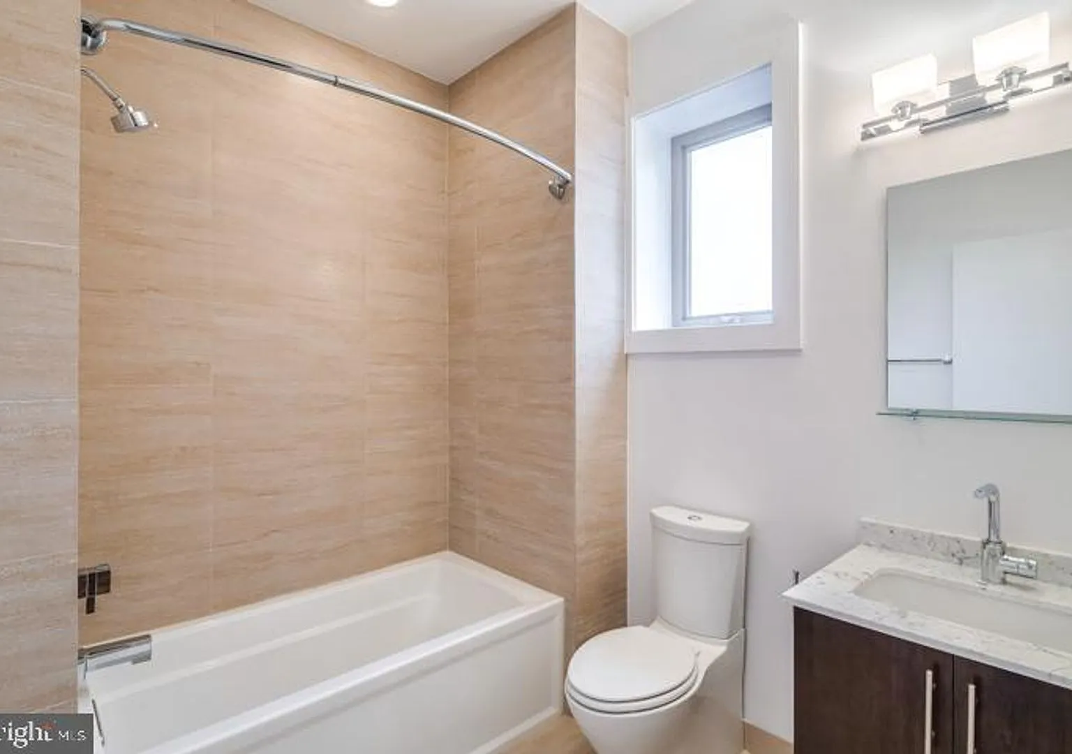 Northern Liberties Townhome with Parking — Photo 2