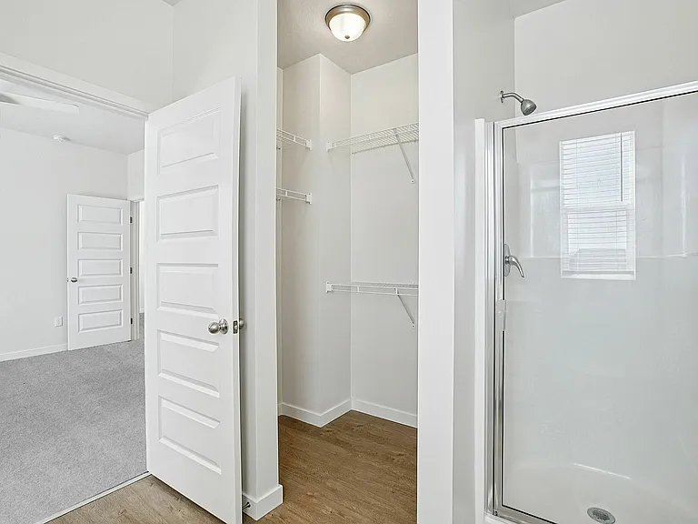 Bright, contemporary bathroom