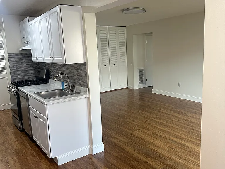 12-12G Shrewsbury Green Dr #G — Photo 7