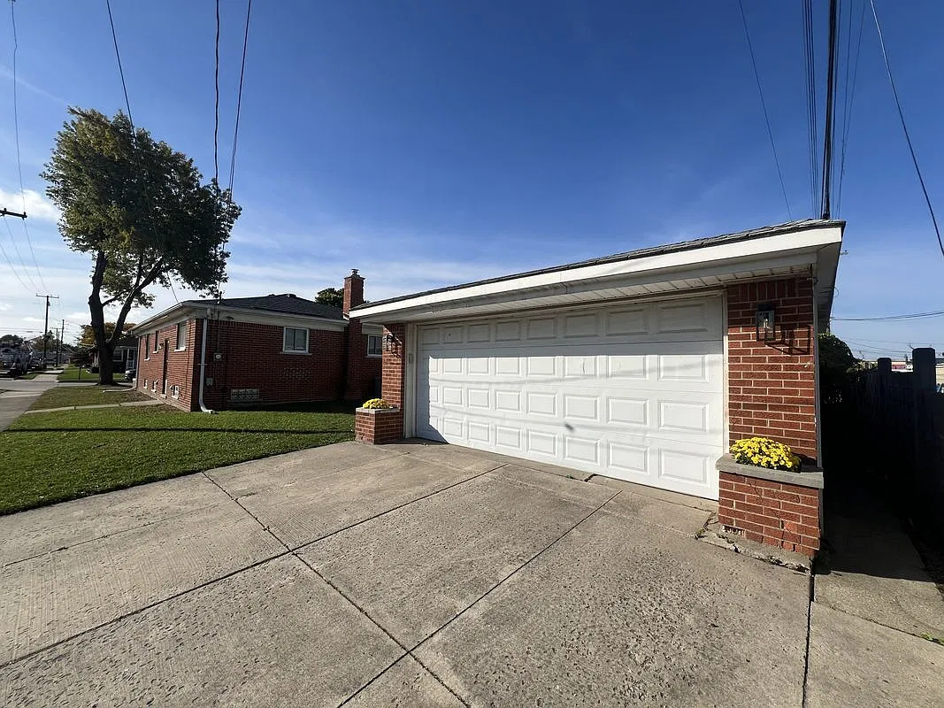 3 bed, 1.0 bath, 1143 sqft, $1,950 — Photo 4