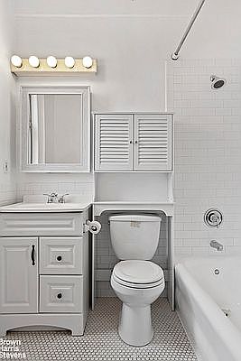 4th image of 157 E 72nd St APT 15B