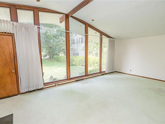 3rd image of 21530 Hilliard Blvd