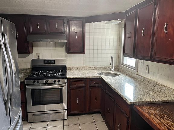 2nd image of 131 Clarendon St #1