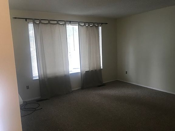 5th image of 50 E Elm Pl