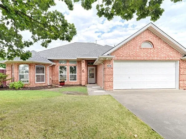 747 E 6th St, Krum, TX 76249