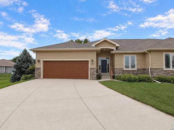 208 S Churchill Cir, North Sioux City, SD 57049