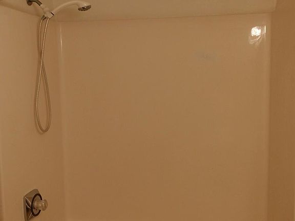 tub/shower combination in all baths