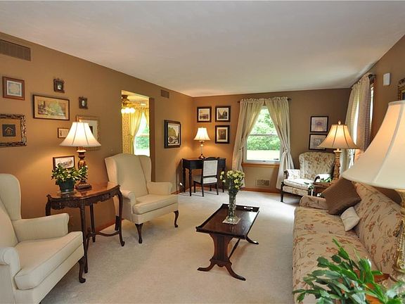 5th image of 26 Shadowmoor Dr