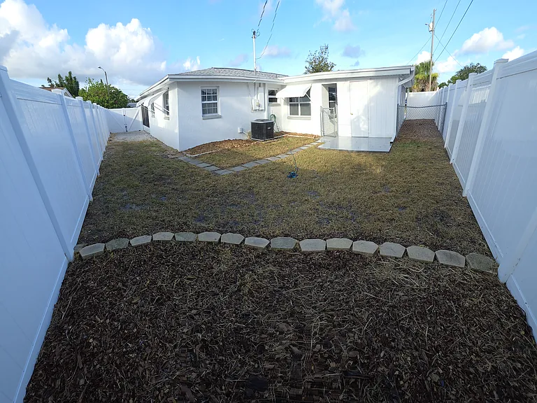 5005 Genesis Ave — Photo 10