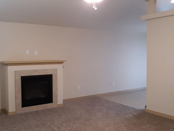 high ceilings, ceiling fan, gas fireplace