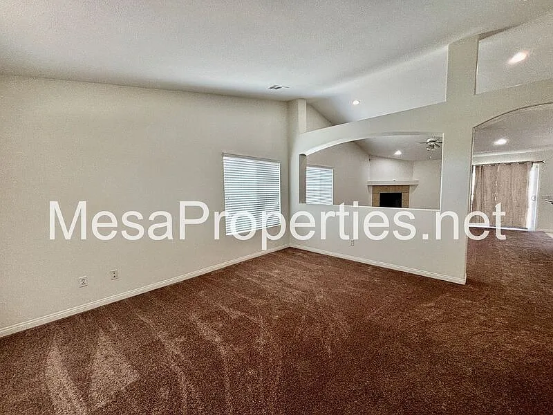 5 bed, 3.0 bath, 2014 sqft, $2,350 — Photo 4
