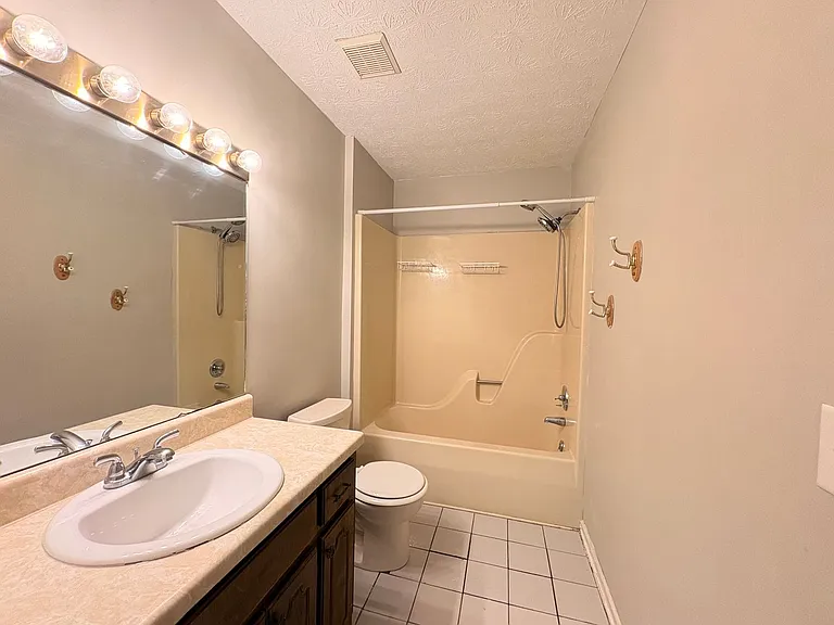 901 Locke Dr — Photo 8
