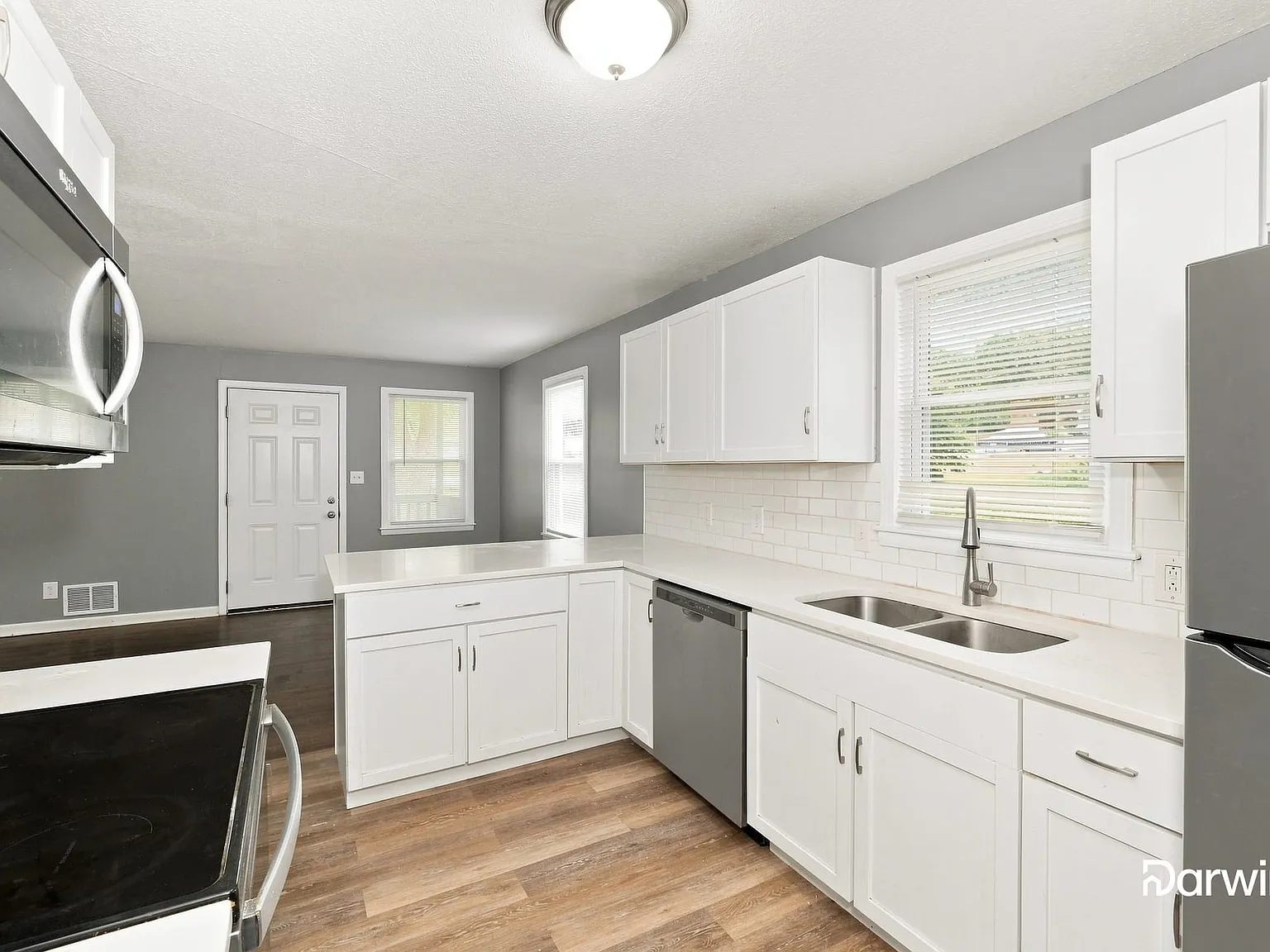 3 bed, 1.0 bath, 1056 sqft, $1,430 — Photo 3