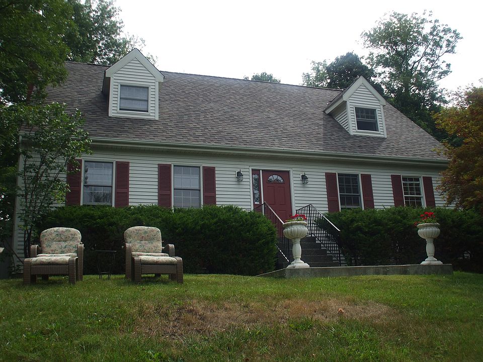 2nd image of 8 Indian Hill Ln