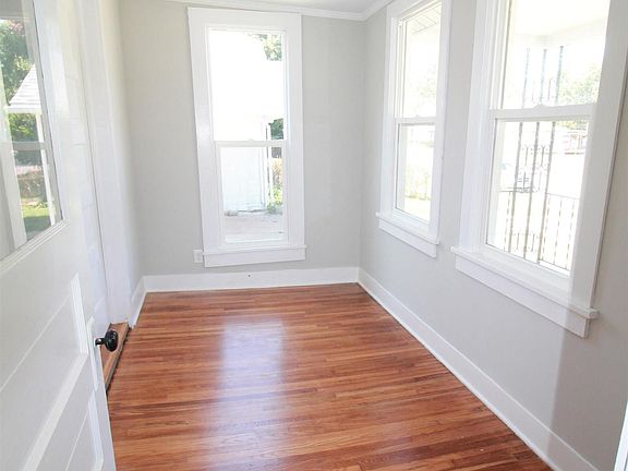 5th image of 102 E Sheridan Ave