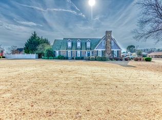 101 Hickory Dr, Muscle Shoals, AL 35661