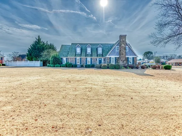 101 Hickory Dr, Muscle Shoals, AL 35661