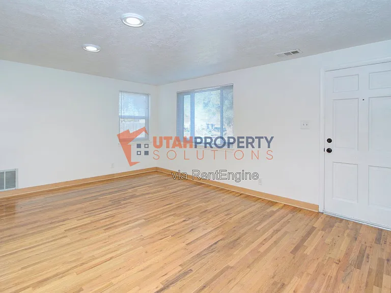 860 E Vics Rd — Photo 6