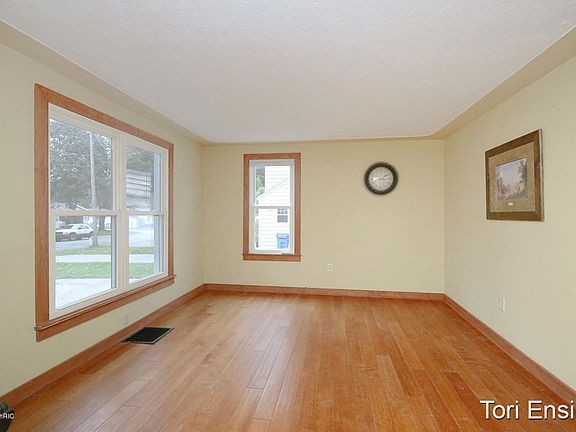 5th image of 921 S Lake St